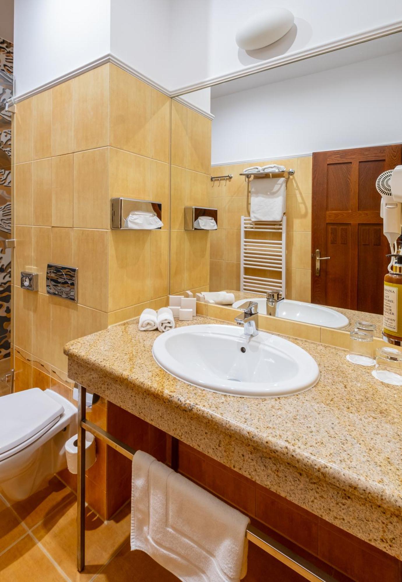 לביצה Hotel Golden Eagle מראה חיצוני תמונה