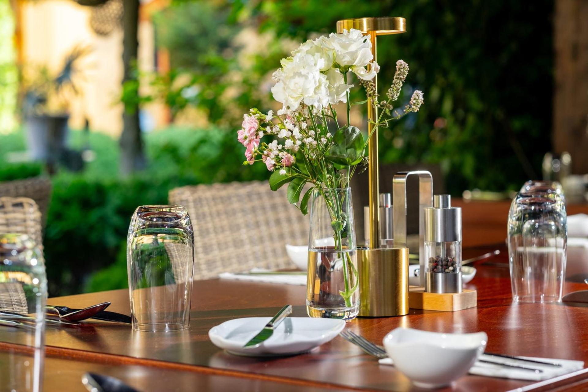 לביצה Hotel Golden Eagle מראה חיצוני תמונה