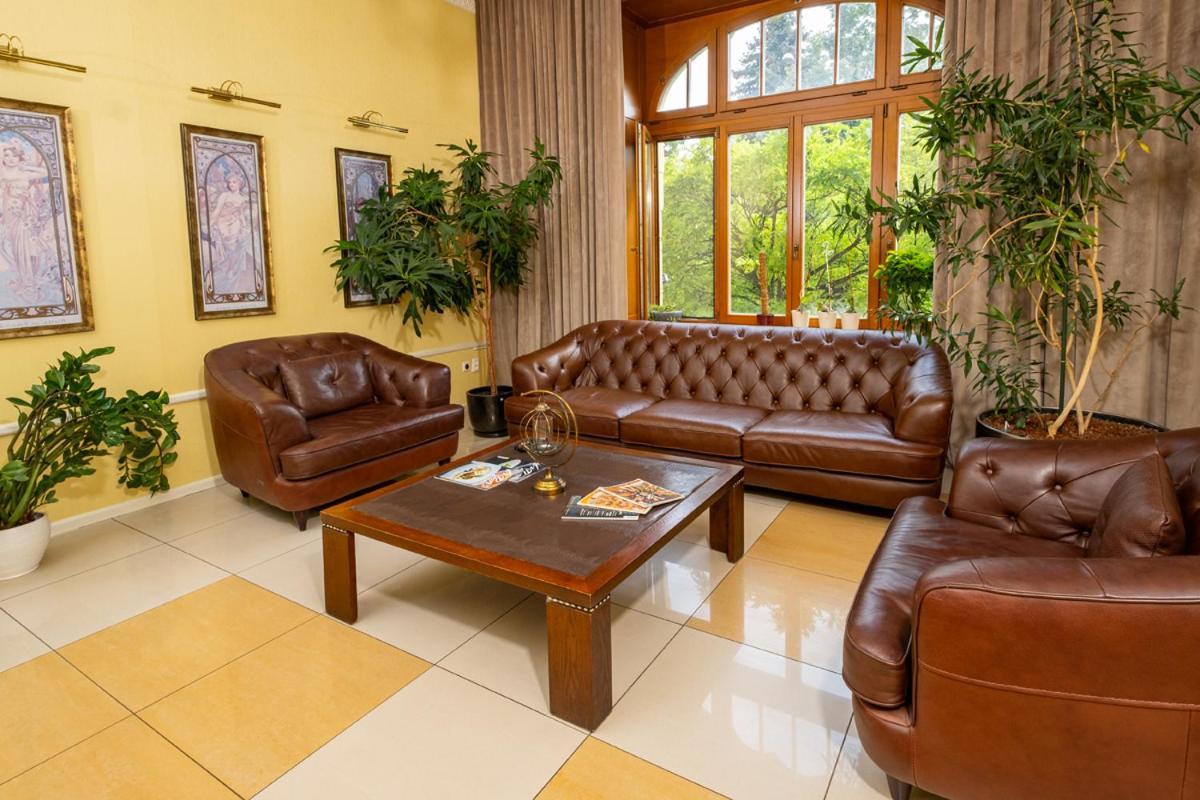 לביצה Hotel Golden Eagle מראה חיצוני תמונה