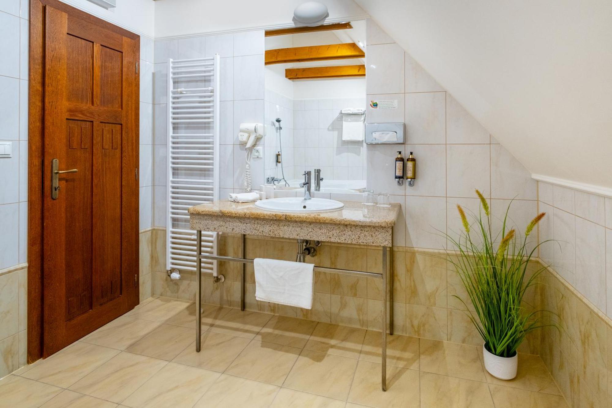 לביצה Hotel Golden Eagle מראה חיצוני תמונה