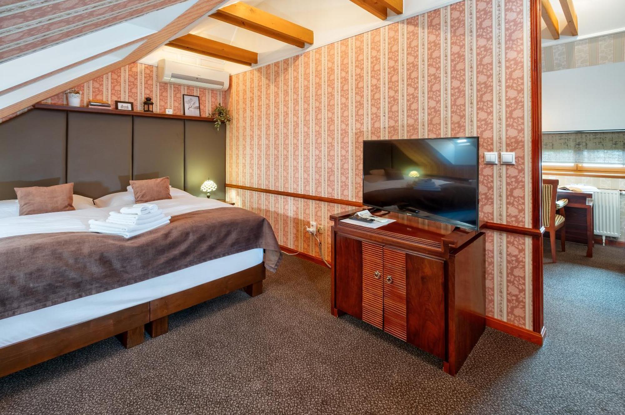לביצה Hotel Golden Eagle מראה חיצוני תמונה