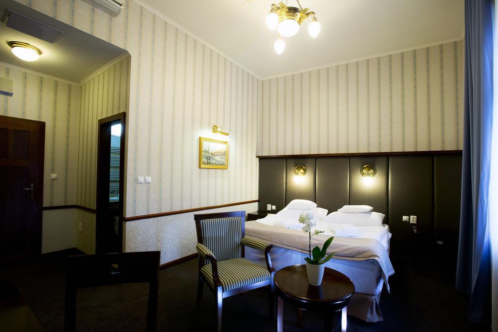 לביצה Hotel Golden Eagle חדר תמונה
